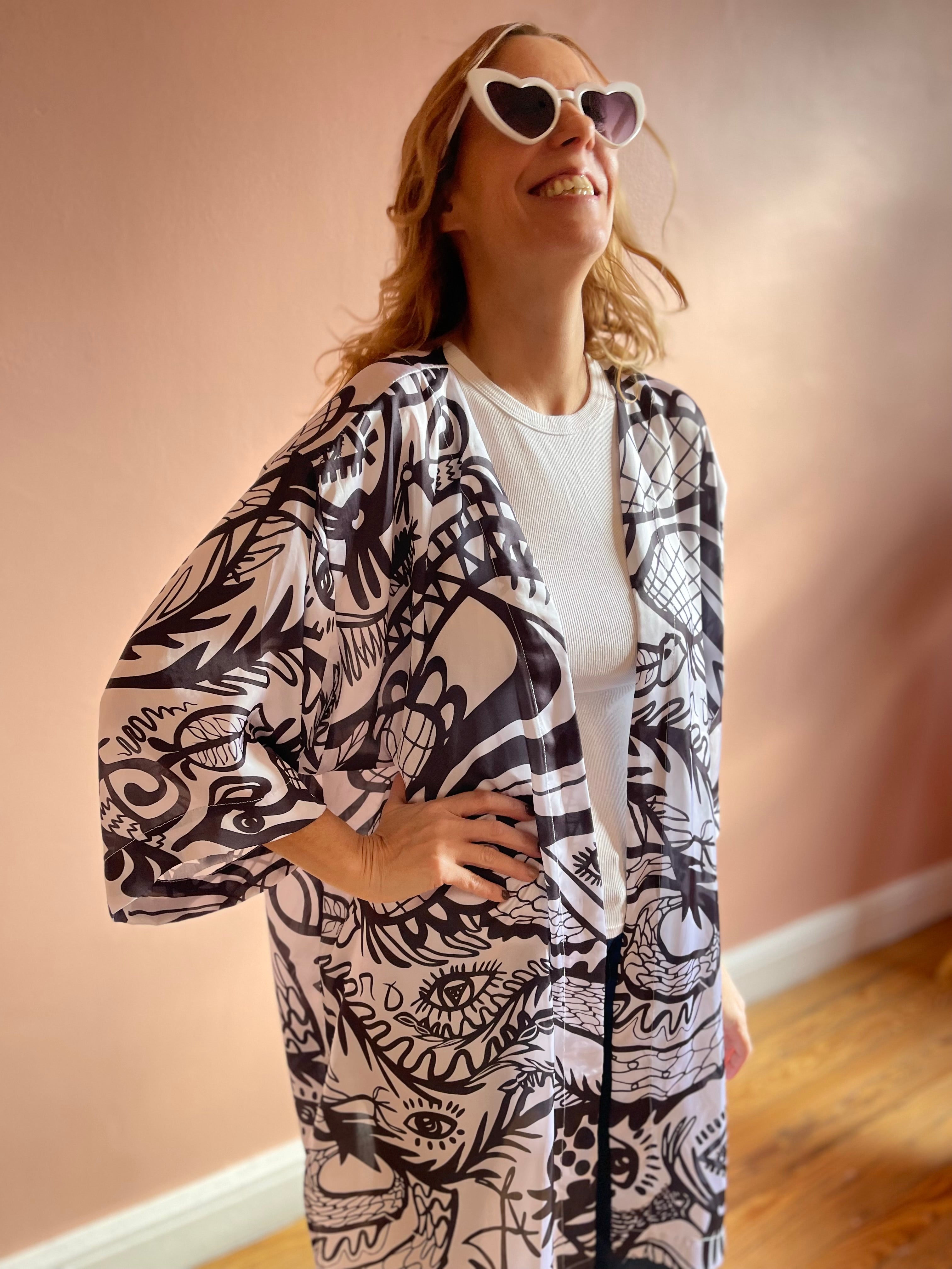 Magic Eye Kimono 👘 Black and White